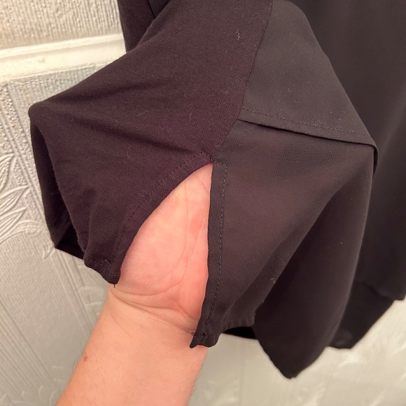 ✨3 for $50 ✨ Flowy Black Michael Kors Top with Gold Detailing in size L - Picture 4 of 5